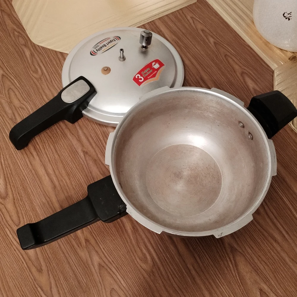 4 Qt Aluminum Pressure Cooker with Safety Valve & Locking Lid heavy duty